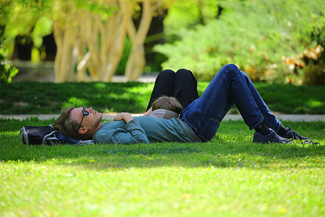 se détendre sur l'herbe