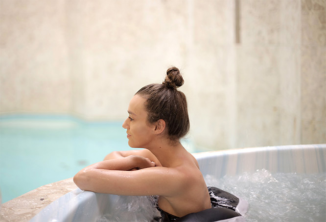 femme dans un bain à remous