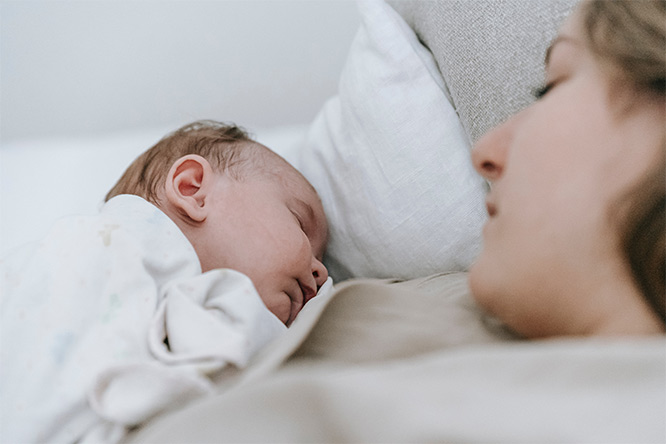 bébé qui dort et sa mère