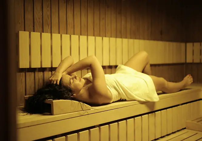 femme dans un sauna